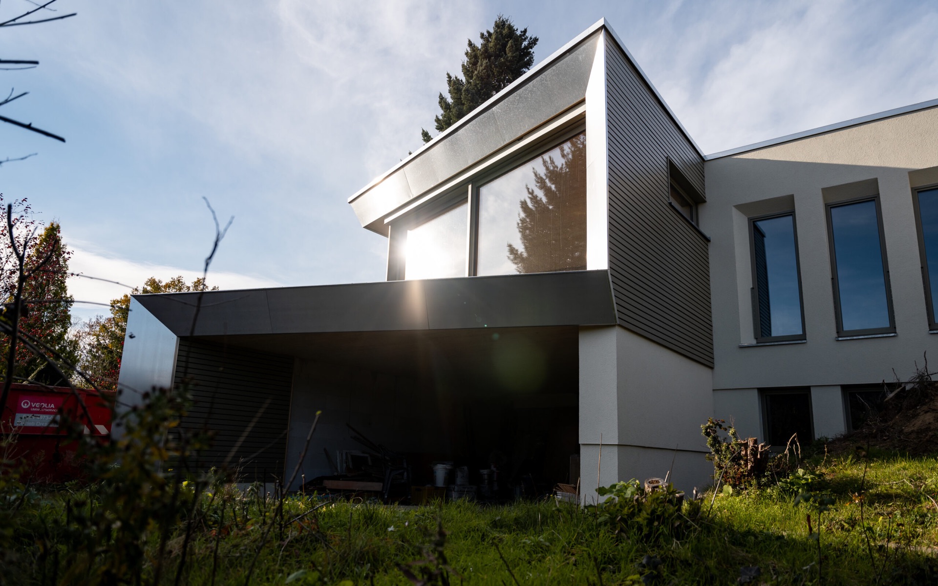 Moderner Anbau in Holzrahmenbauweise mit großer Glasfront an einem Wohnhaus in Dresden