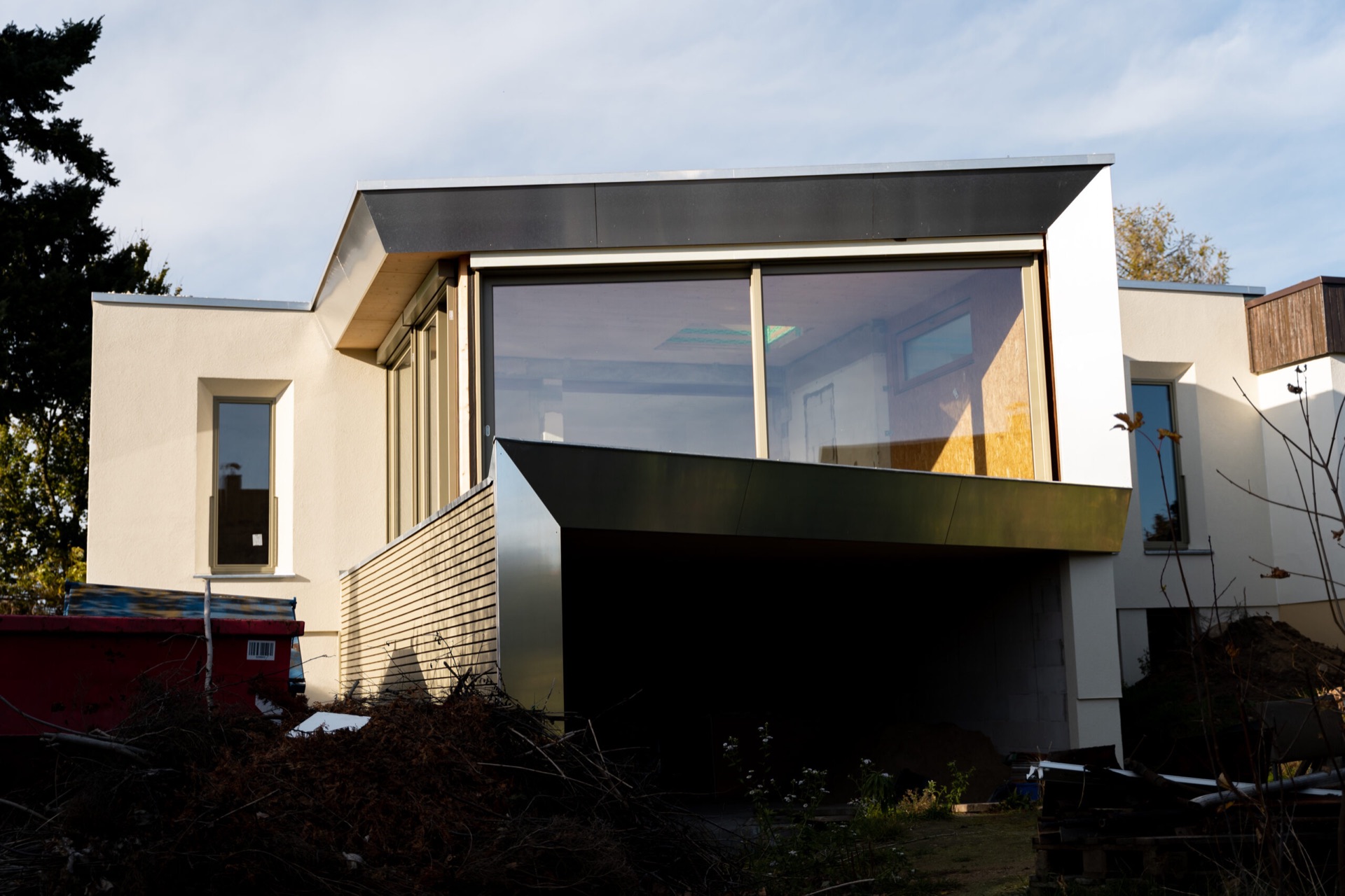 Anbau mit großem Panoramafenster und dunkler Blechverkleidung an einem Dresdner Wohnhaus