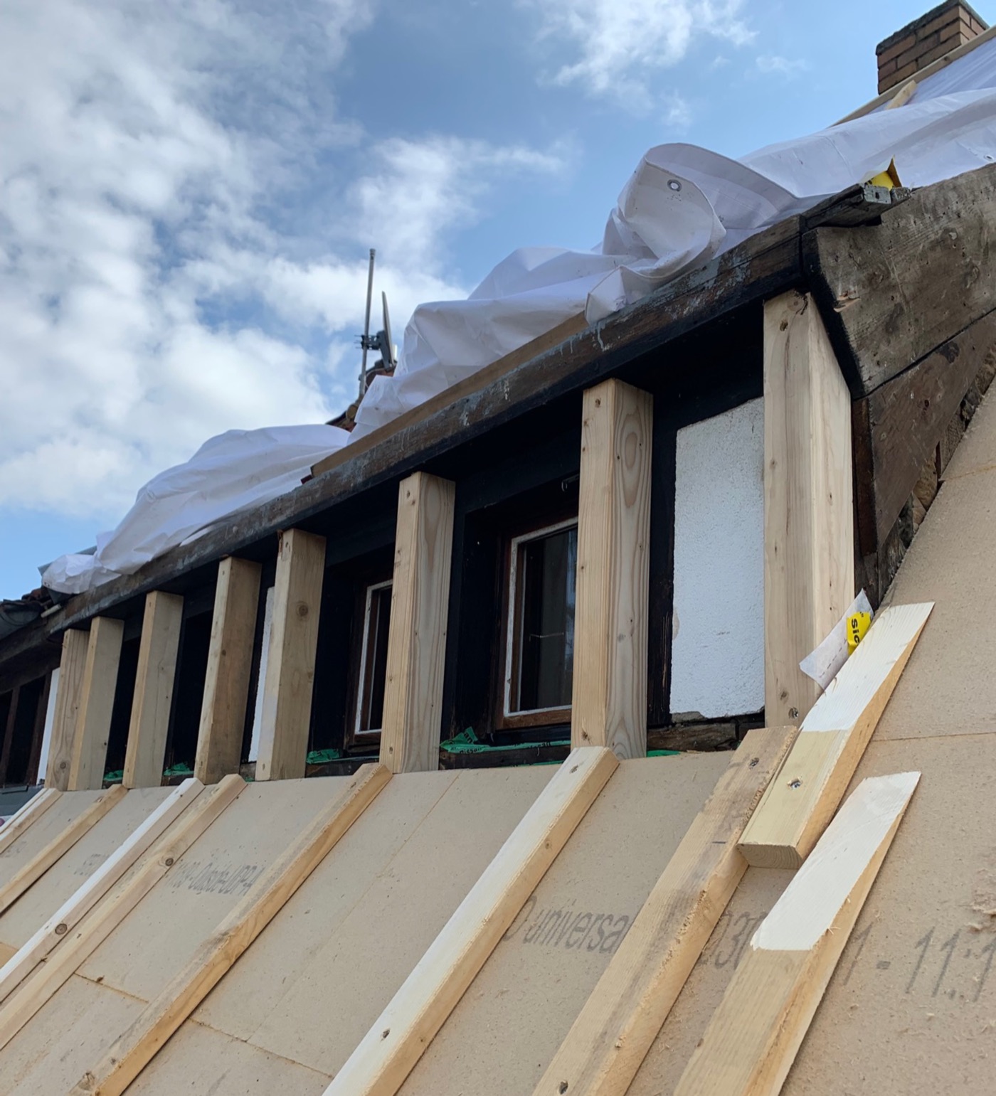 Neue Dachgaube im Bau: Holzständer und Unterdeckplatten auf dem Dach