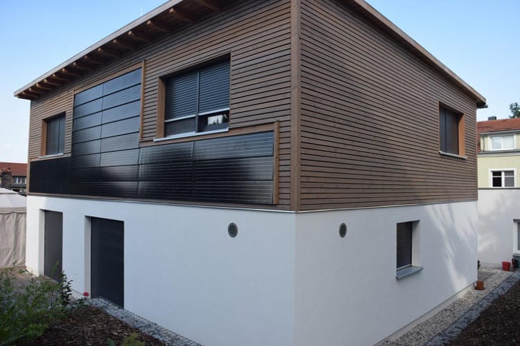 Musterhaus „Felix“: Obergeschoss mit Holzschalung, Erdgeschoss weiß verputzt
