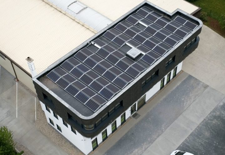 Firmengebäude der Firmengruppe Lepski in Dresden-Reick mit Solaranlage auf dem Dach, Luftaufnahme