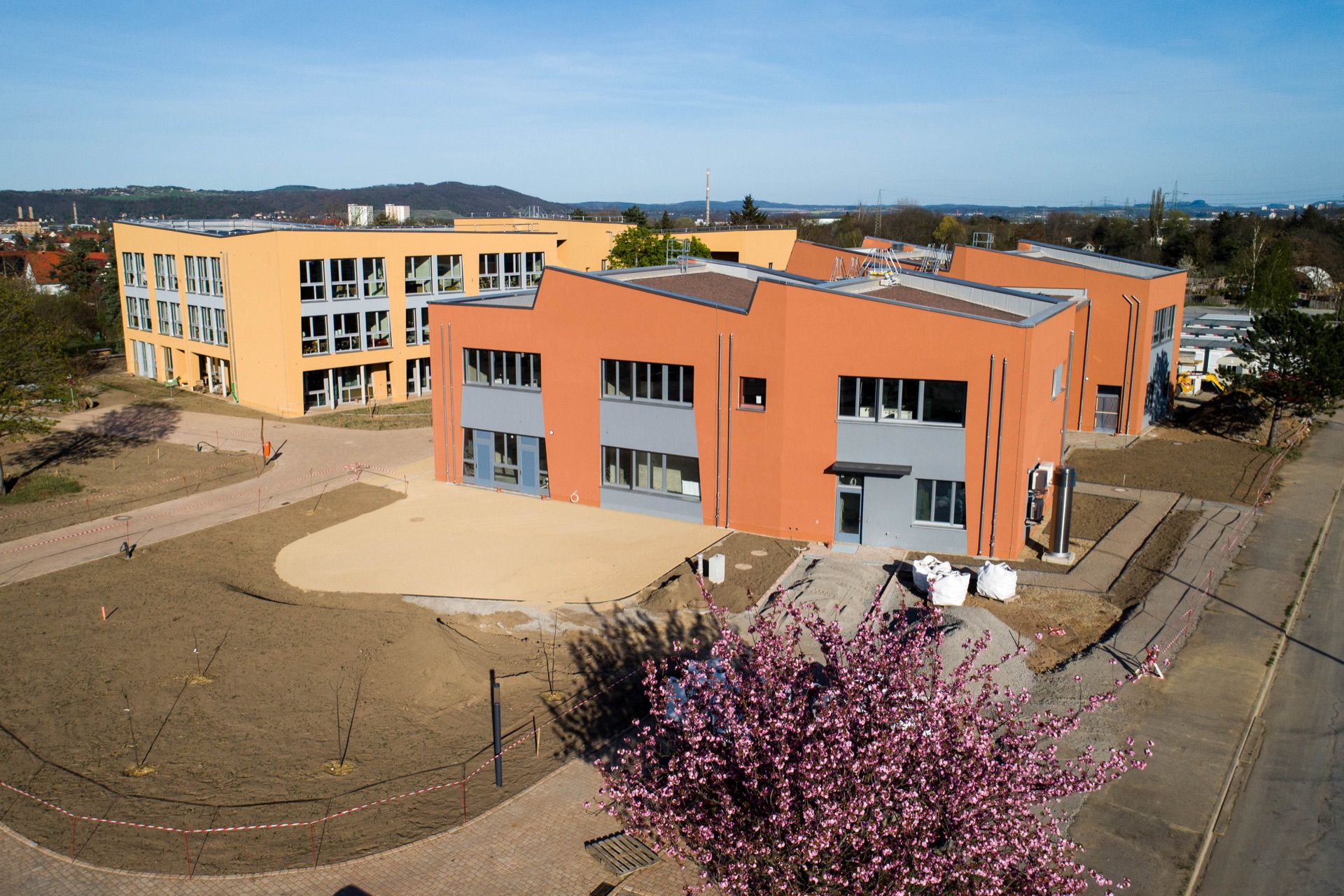 Neue Waldorfschule Dresden aus der Luft mit farbig gestrichener Holzfassade