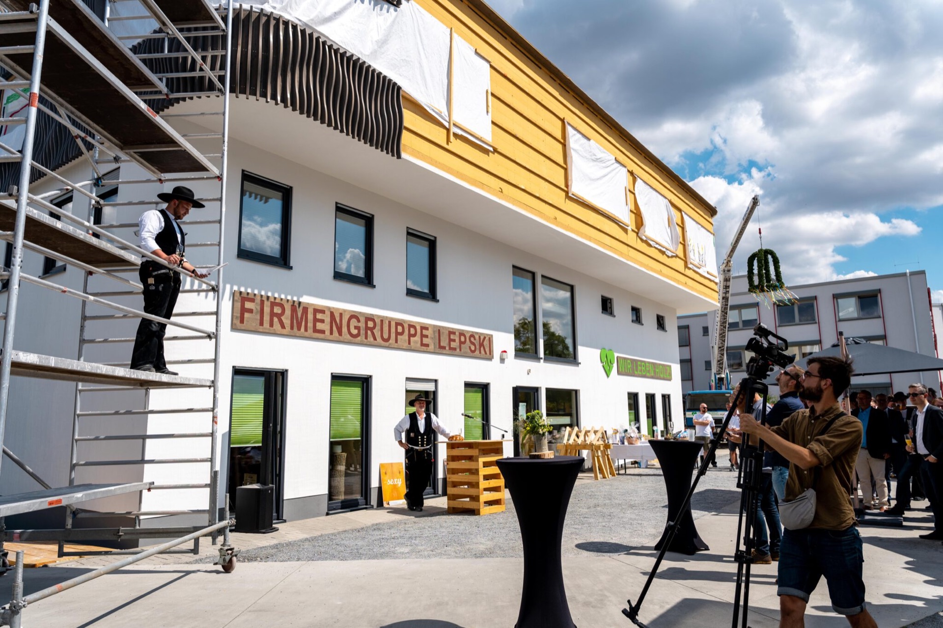Richtfest am Firmengebäude der Firmengruppe Lepski mit Zimmerern in Kluft und Gästen